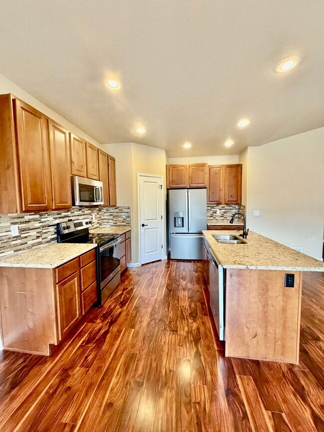 Building Photo - Renovated Milliken Home!