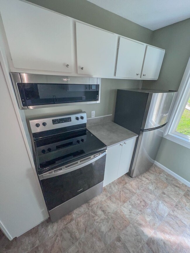 Building Photo - 1 Bedroom, 1 Bathroom Apartment In Desirab...