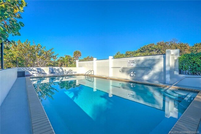 Building Photo - 1289 NE Ocean Blvd