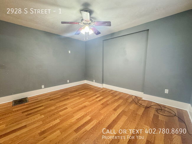 Building Photo - 3 bed 1 bath duplex with garage!