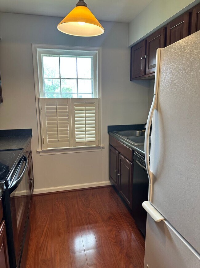 Building Photo - Condo available in the City of Williamsburg! Available July 2026!