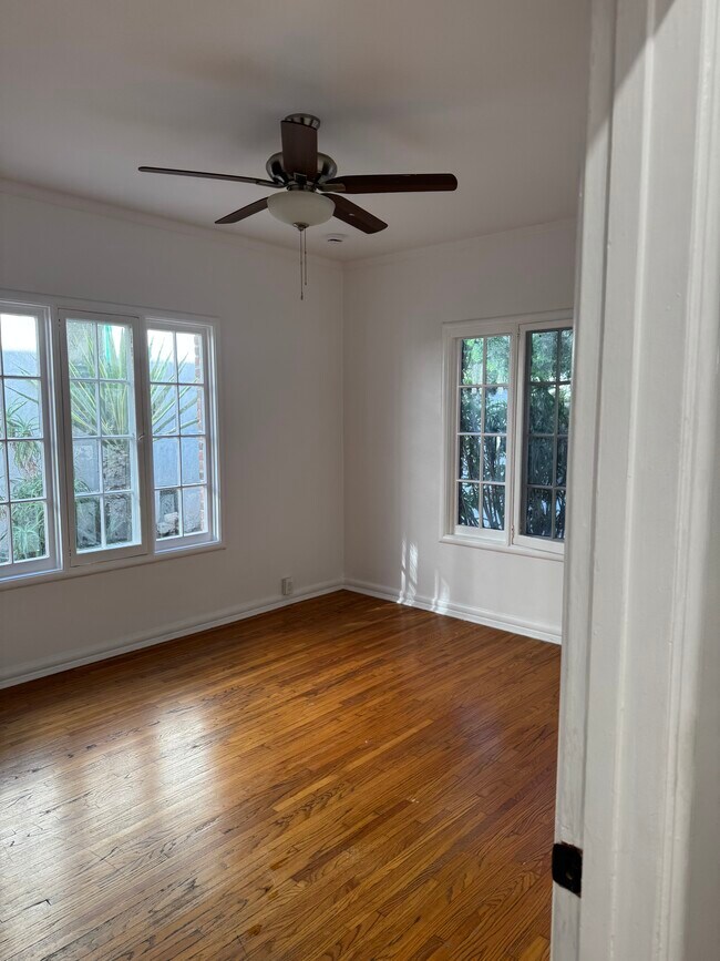 Building Photo - 1260 N Flores St