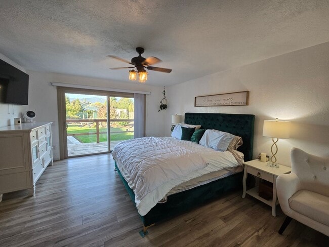 Building Photo - Stunning 4BR/2BA Fortuna home in quiet nei...