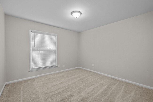Building Photo - *MOVE IN READY* 3 Bed, 2 Bath Condo, Close to Uptown!!!