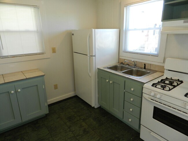 Building Photo - Come live at the Bay! Two Bedroom Willoughby Beach Cottage Available August 1st