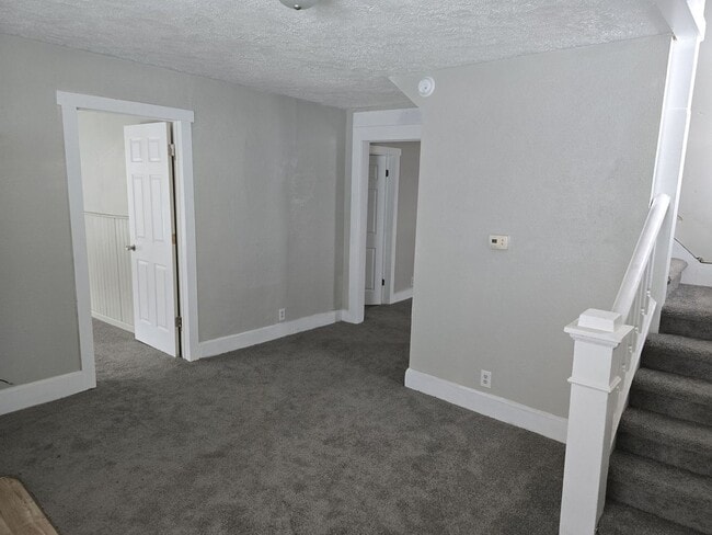 Building Photo - 5 Bedroom 2 Bathroom Home! Large Front Porch! Nice backyard!