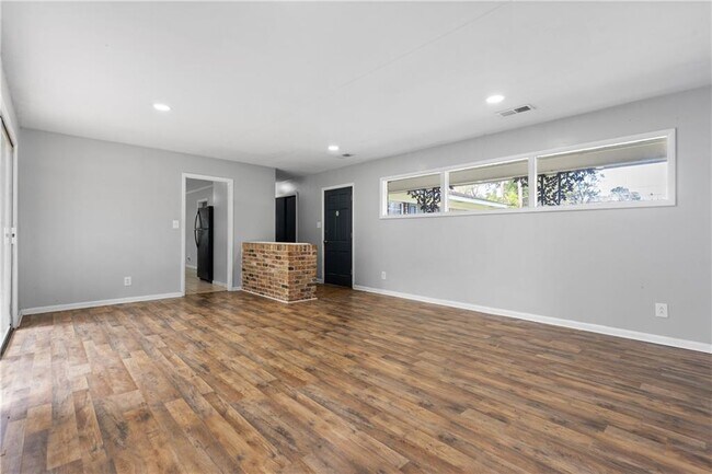 Building Photo - 207 Cache Cir