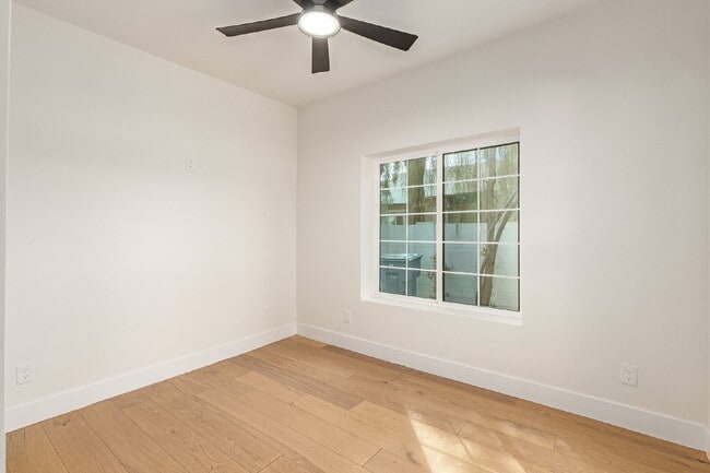 Building Photo - Gorgeous 2-Bed, 2-Bath duplex in the Garfi...