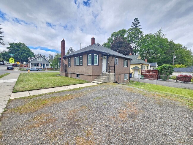Building Photo - $2,300 - 4 Bed / 2 Bath Charming Home In P...