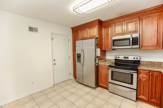 Building Photo - "Charming Kempsville Lake Townhome – Great Amenities & Location!"