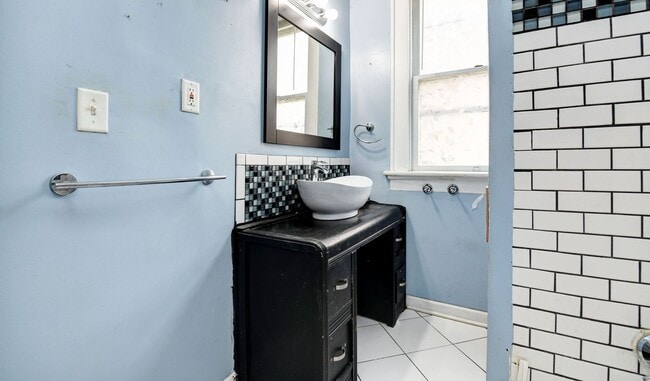 Building Photo - Charming 2-Bedroom Duplex in Franklin Park