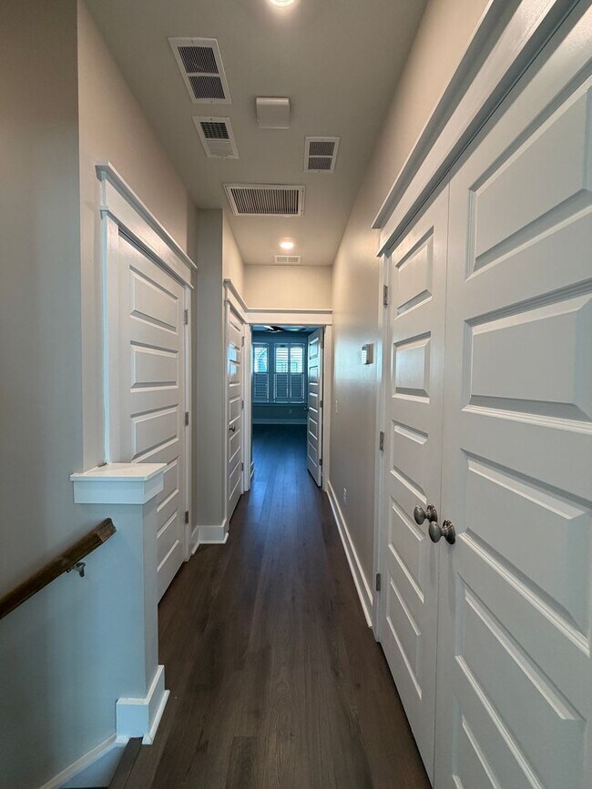 Building Photo - Midtown Townhouse