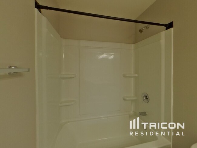 Building Photo - 100 Hyde Pk