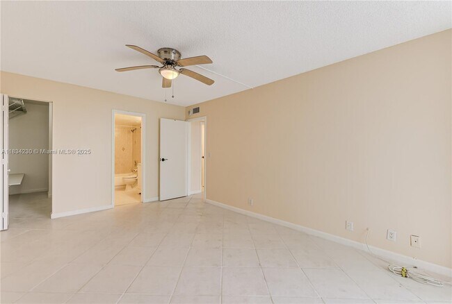 Building Photo - 2821 N Miami Beach Blvd