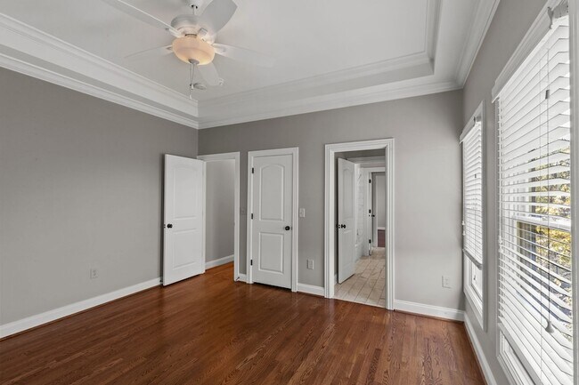 Building Photo - 2019 Overhill Dr