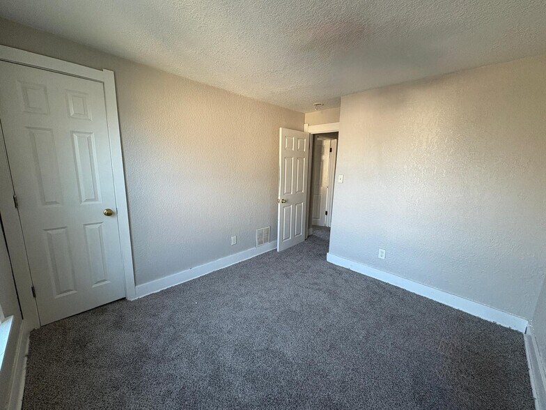 Building Photo - 1448 Berdan Ave