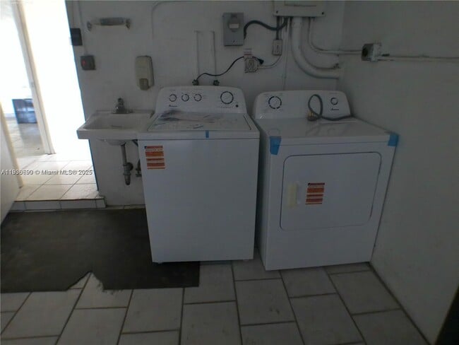 Building Photo - 5360 Fletcher St