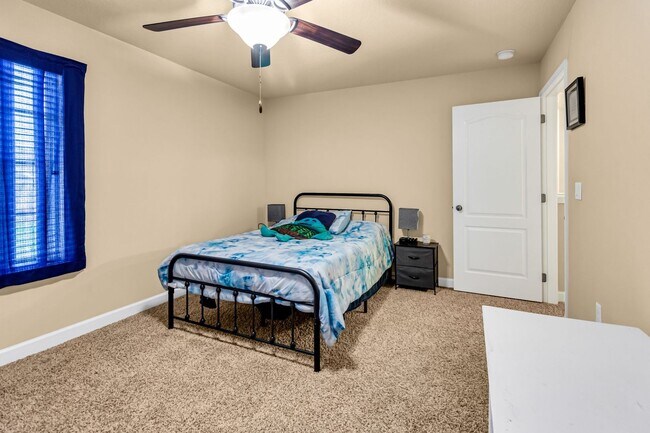 Building Photo - 5 Bedrooms in Crestview!!