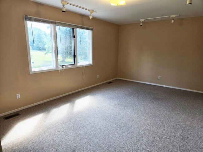 Building Photo - 1664 S Newman Rd