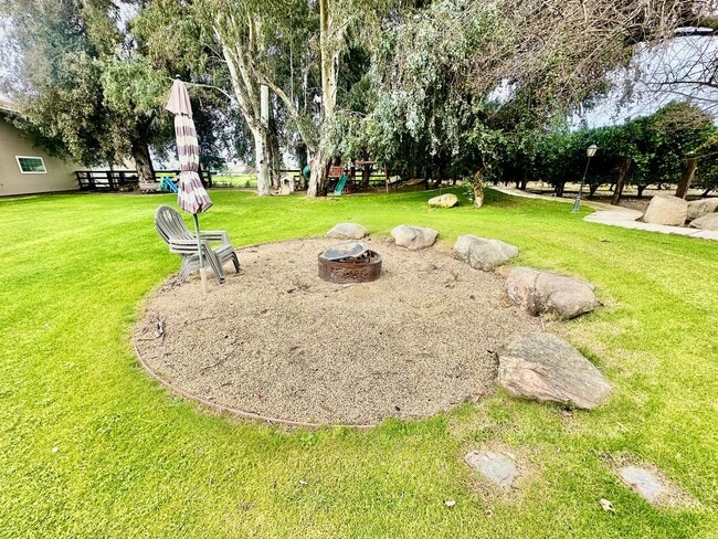 Building Photo - Gorgeous 4/3 Country Estate with 2000sf Barn