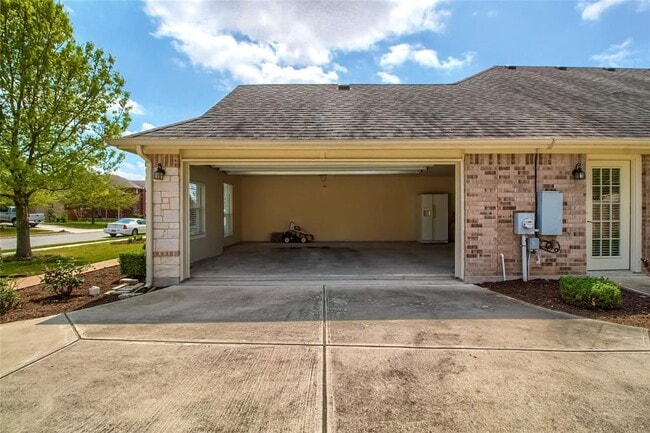 Building Photo - 18720 Royal Pointe Dr