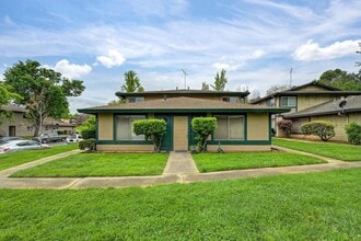 Building Photo - Beautifully Renovated Unit