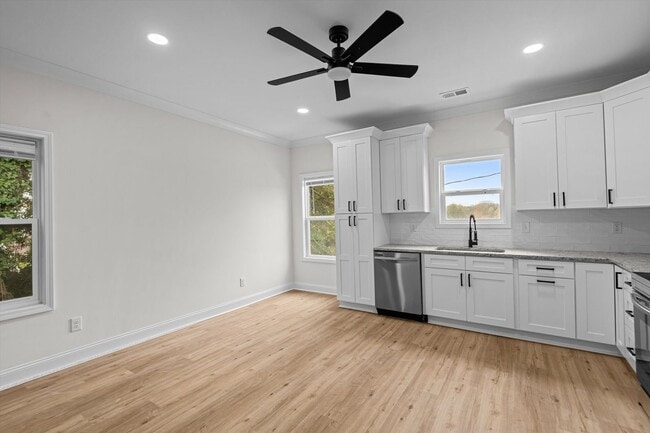 Building Photo - 1318 House St