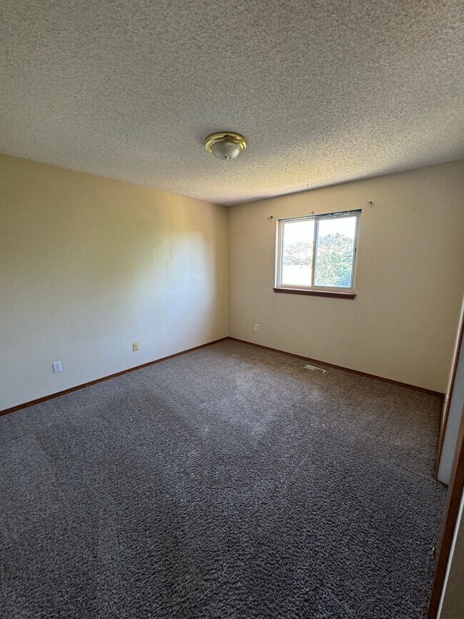 Building Photo - Charming 5 Bed 3 Bath House