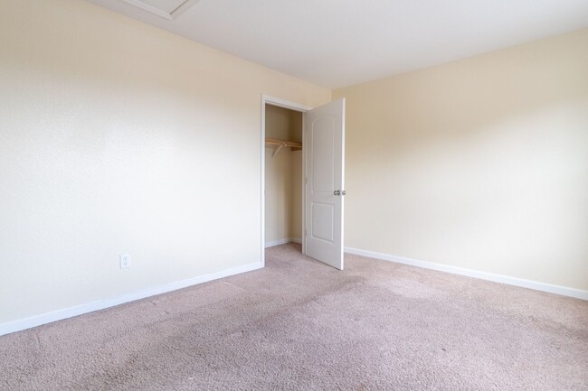 Building Photo - MOVE IN READY 3 Bedroom!
