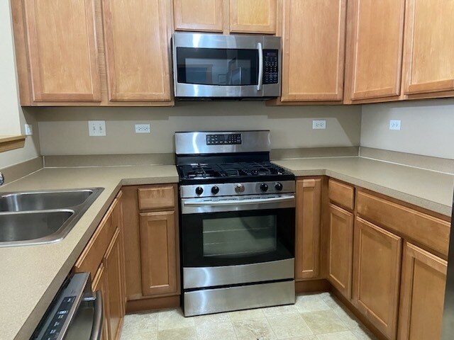 Building Photo - 2550 Providence Ave