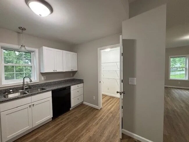 Building Photo - Charming 3-Bedroom Single-Family Home – Ne...