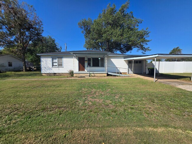 Building Photo - 3 bed 1 bath in Tecumseh!