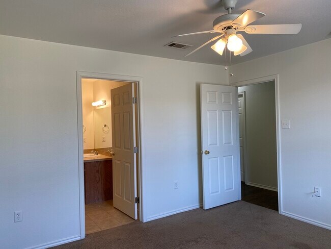 Building Photo - 3 bed 2 bath home, large backyard!