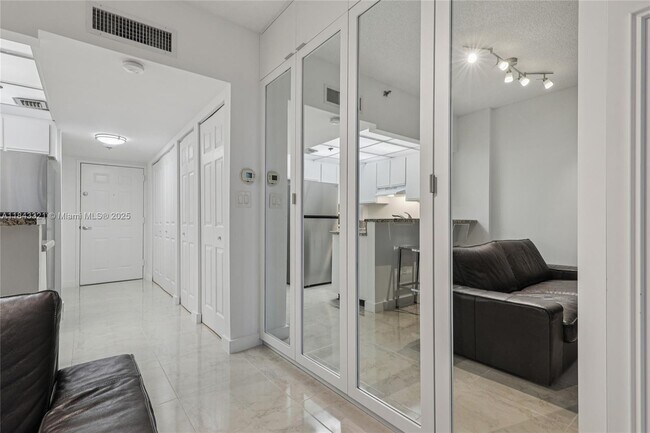 Building Photo - 540 Brickell Key Dr