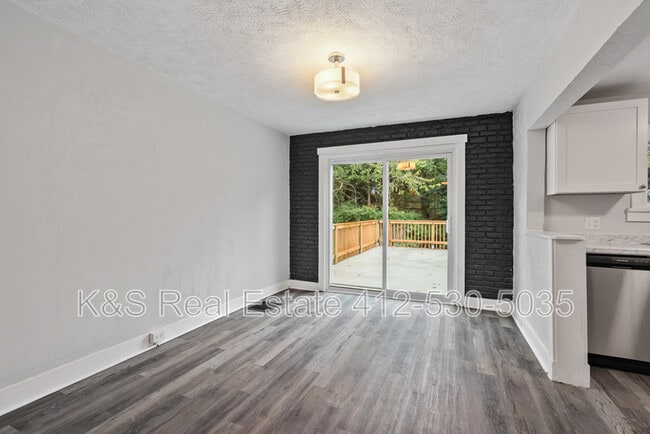 Building Photo - 2242 Manor Ave