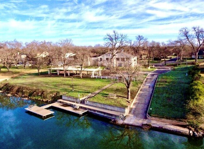 Building Photo - 318 Columbine St