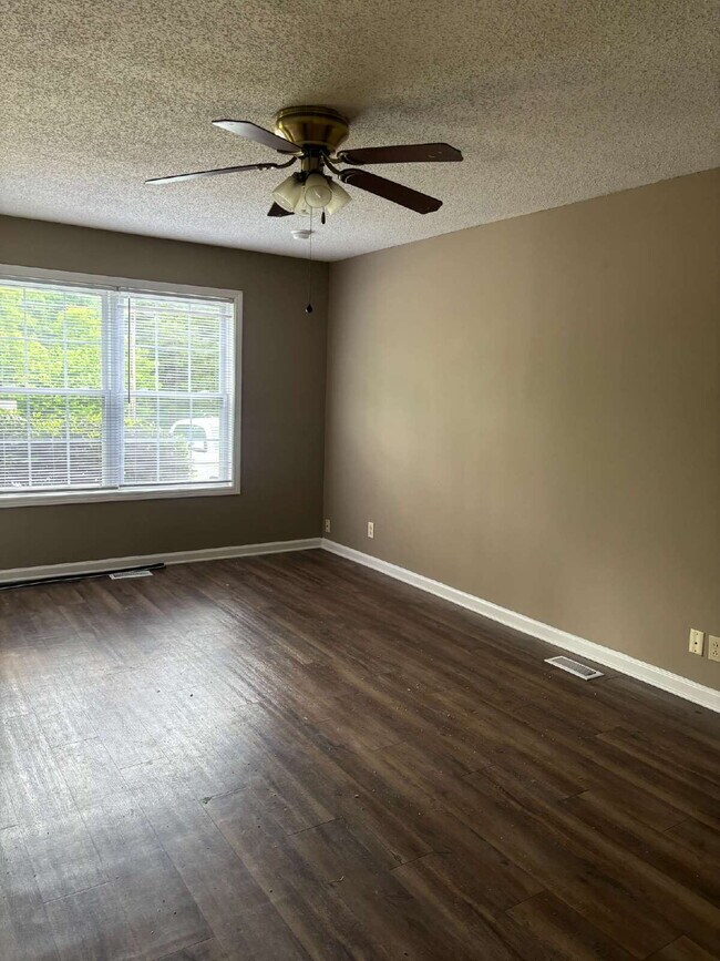 Building Photo - 345 Broadmore Dr