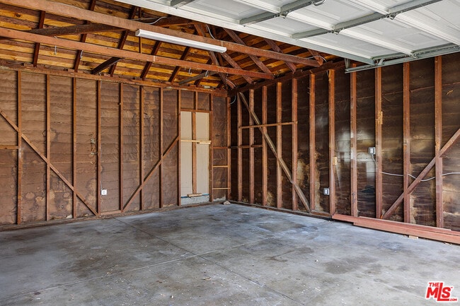 Building Photo - 2091 N Roosevelt Ave