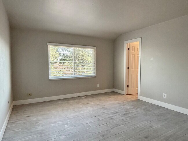 Building Photo - Spacious 4 bedroom, 3 bathroom home in the heart of Aurora is ready for immediate move in! Conven...