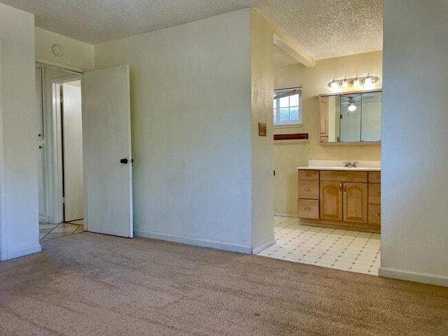 Building Photo - 1375 Mitchell Ln