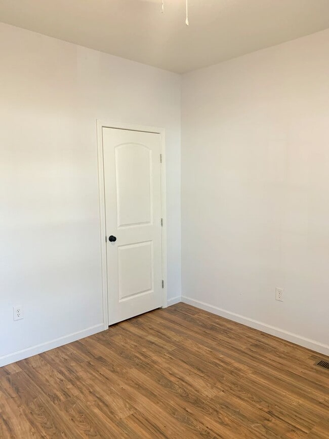 Building Photo - Beautifully Renovated and Move in Ready!
