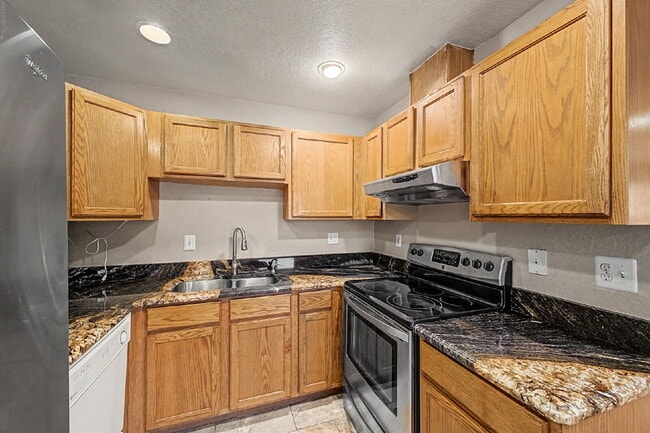 Building Photo - "Charming 3-Bedroom Duplex in Englewood with 2 Full Baths - Your Ideal Home Awaits!"