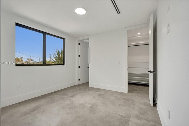 Building Photo - 2421 SW 16th Ter