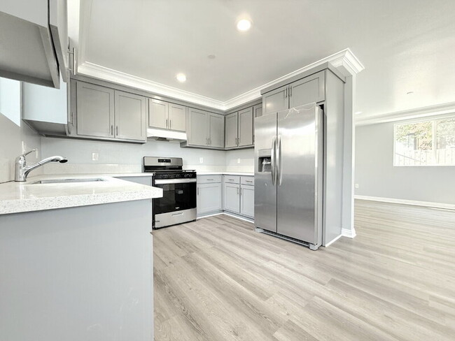 Building Photo - 320 E 55th St