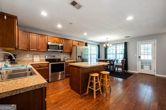 Building Photo - 18 Larkspur Ln SE