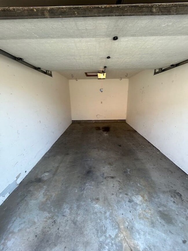 Building Photo - 2-Bedroom Townhome with 1-Car Garage - Available Soon!