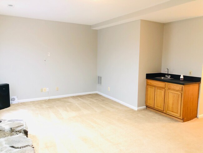Building Photo - STAFFORD TOWNHOUSE - HANDY TO QUANTICO, SH...