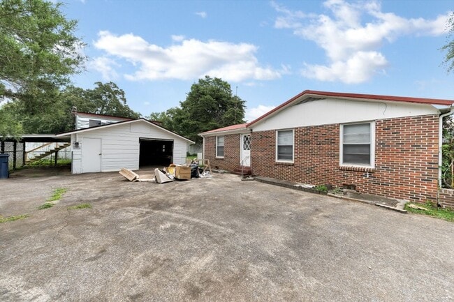 Building Photo - Hot Listing! Modern 3BR/2BA in Talladega –...
