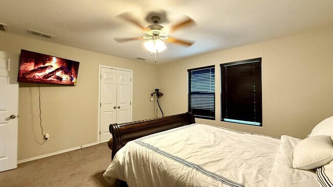 Building Photo - 3206 Hereford Dr