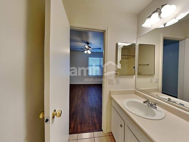 Building Photo - 16400 N Lasso Dr